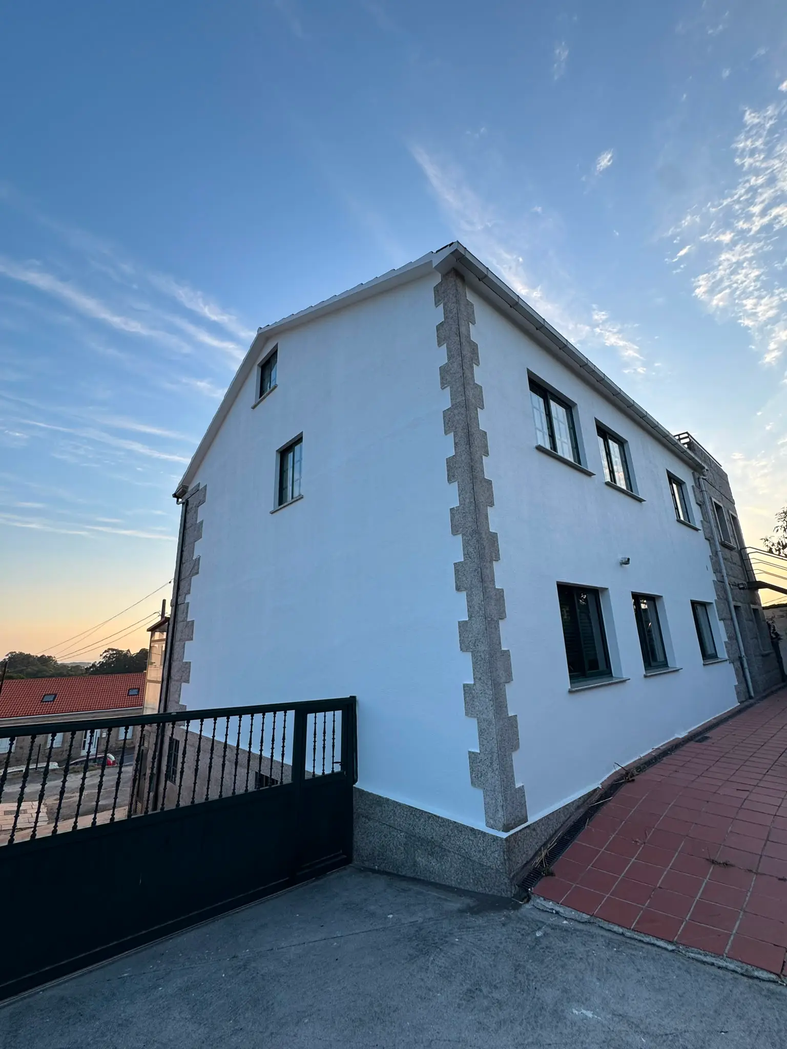 Fachada de la casa rural al atardecer