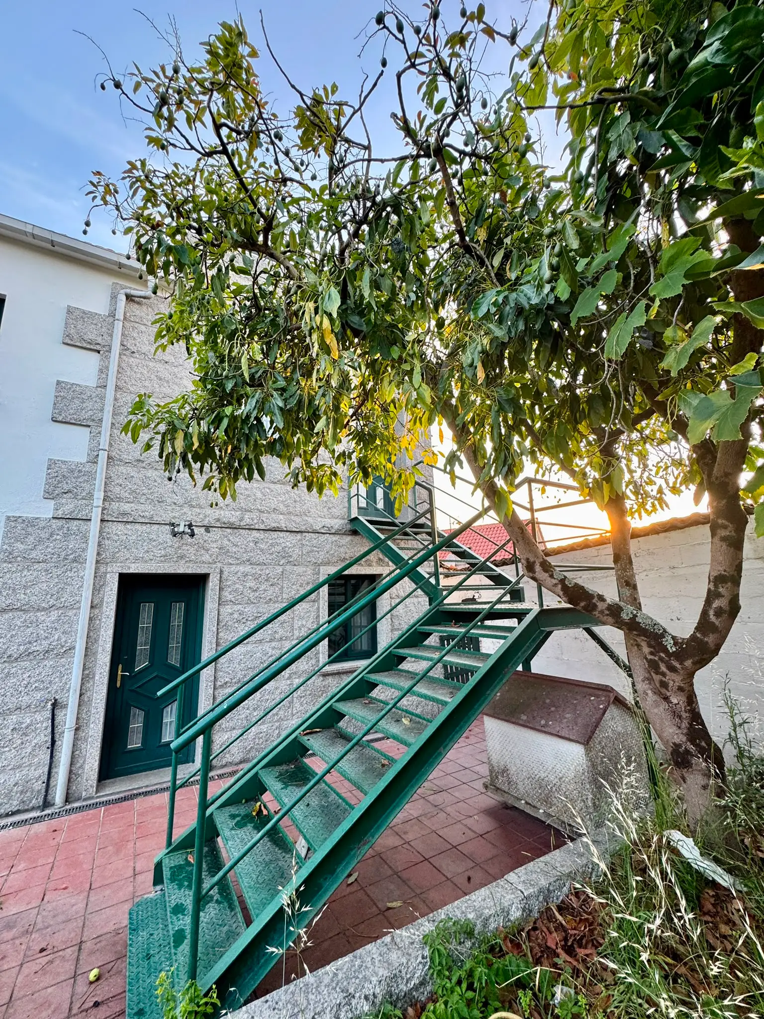 Exterior de piedra gallega con escalera