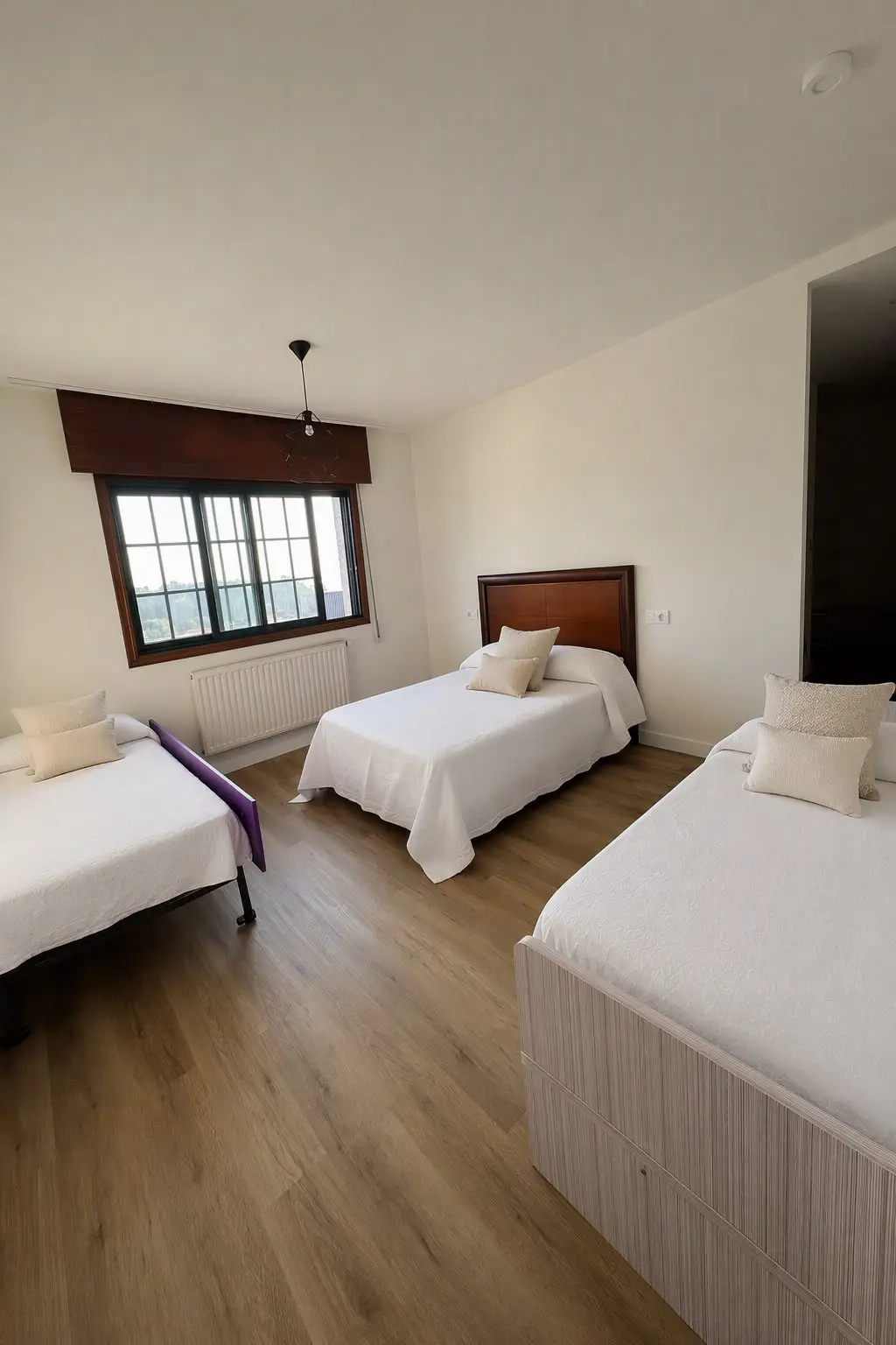 Dormitorio con tres camas individuales