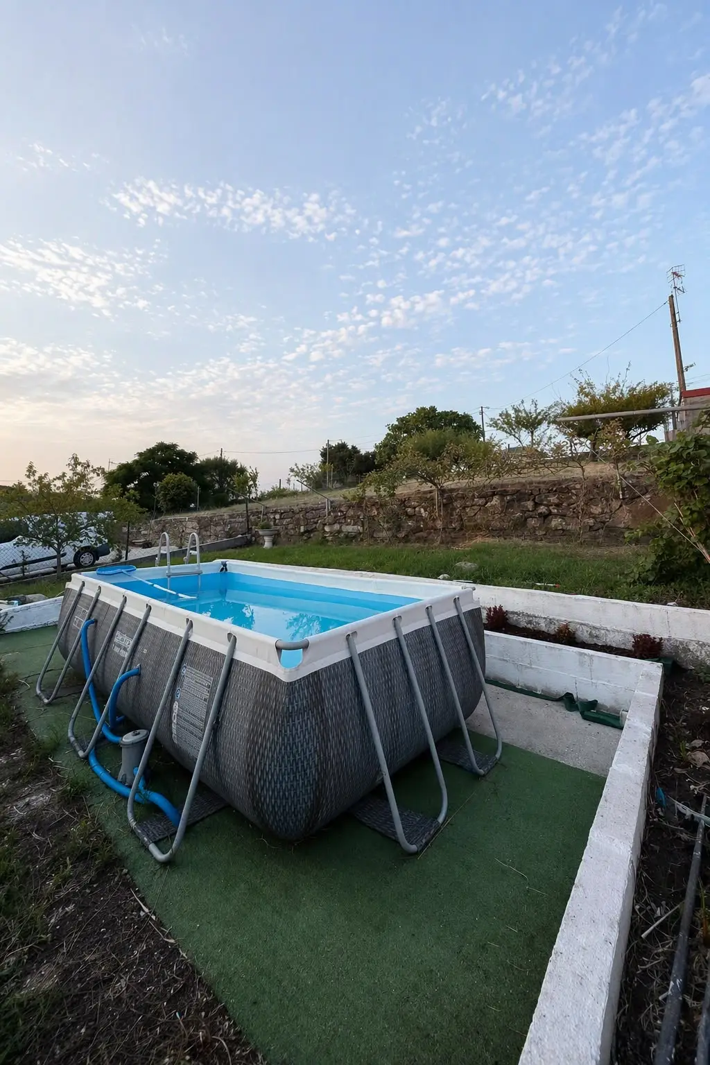 Piscina privada en el jardín de la casa